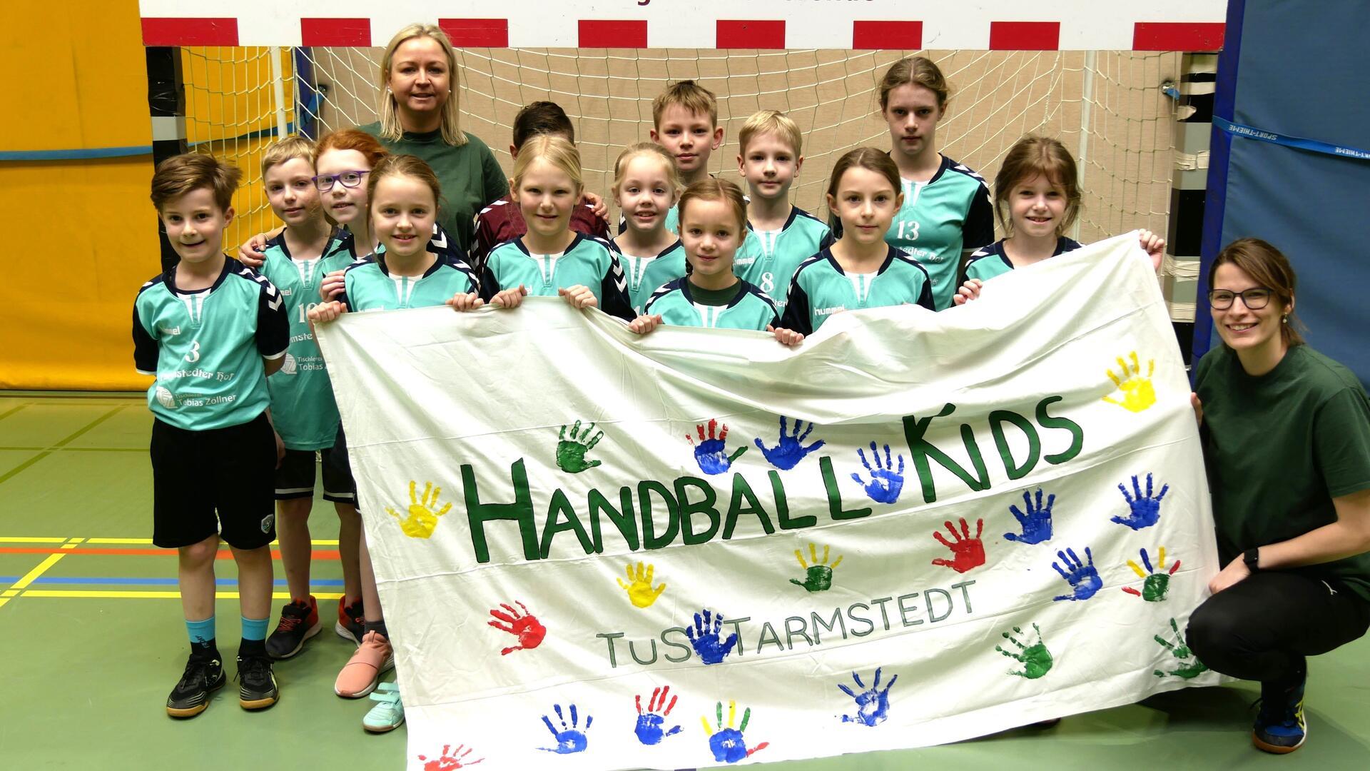 Endlich gibt es wieder Handballsport in Tarmstedt. Der Nachwuchs mit Trainerin Julia Grimm (links) und Vilja Bartschies (rechts).