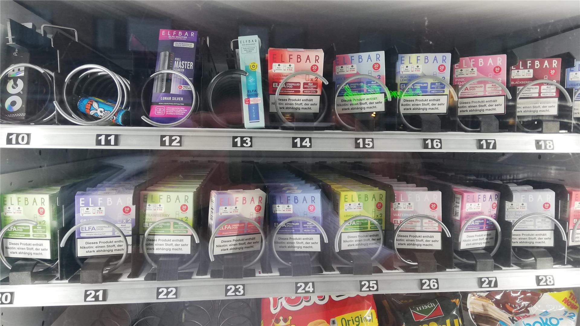 Angebot von Vapes und Nachfüllpackungen in einem Snackautomaten
