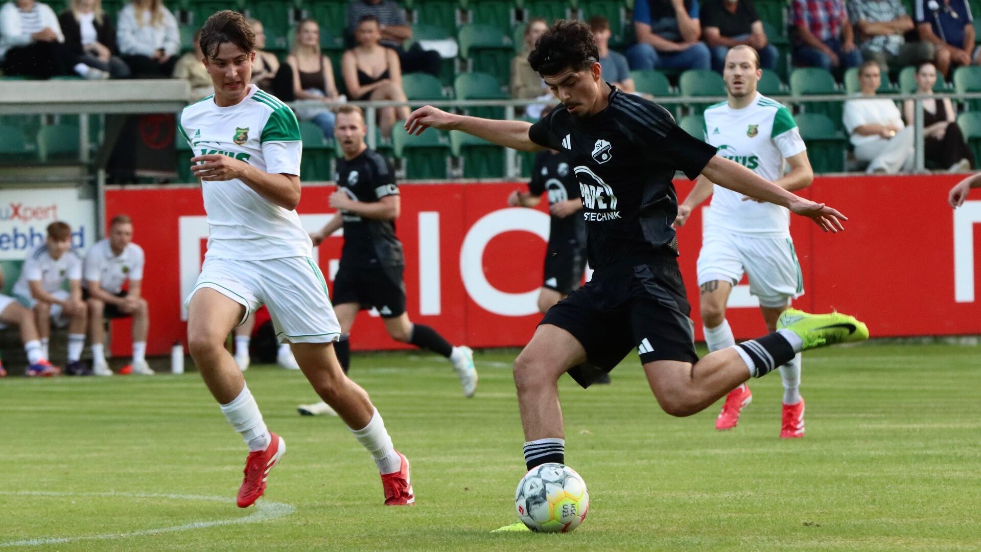 Enes Kucevic, hier am Ball gegen den HSCer Jan Meyer, kam im Winter vom Heeslinger SC II und musste nun bei seinem Ex-Club eine knappe 0:1-Niederlage hinnehmen.