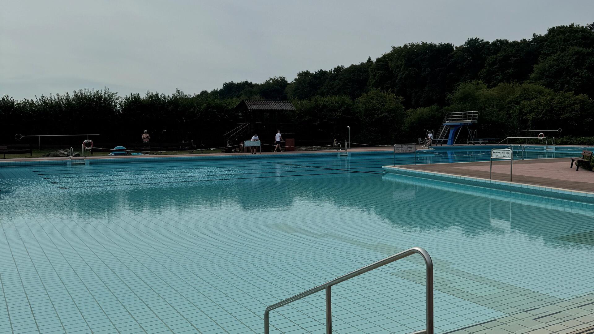 Engagierte Bürgerinnen und Bürger wollen das Gnarrenburger Waldbad dauerhaft als beliebte Freizeit- und Begegnungsstätte erhalten und gemeinsam weiterzuentwickeln. Mit Blick auf die Gründung eines geplanten Fördervereins findet am Freitagabend eine erste Infoveranstaltung statt.