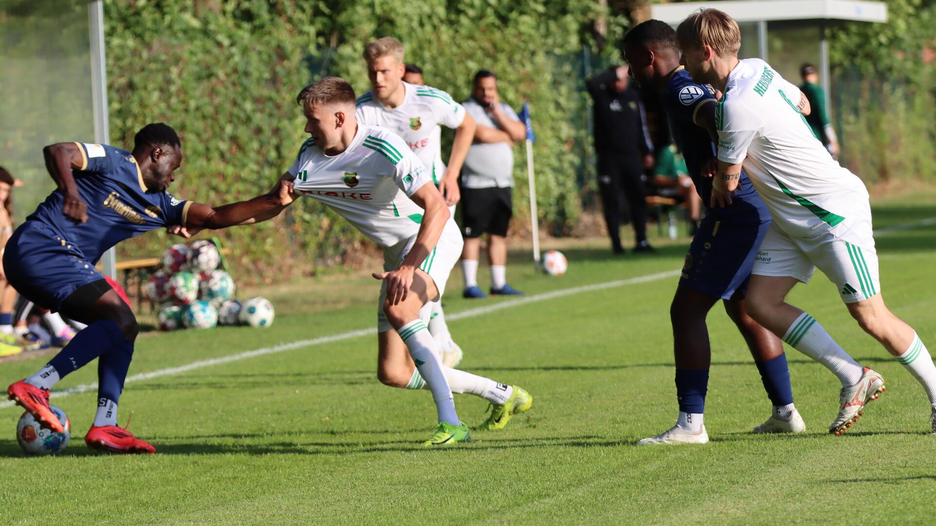 Engagierte Zweikämpfe lieferten sich die Spieler des Heeslinger SC mit ihren Hemelinger Kontrahenten. Hier wird das Trikot von Erik Köhler auf Reißfestigkeit getestet.