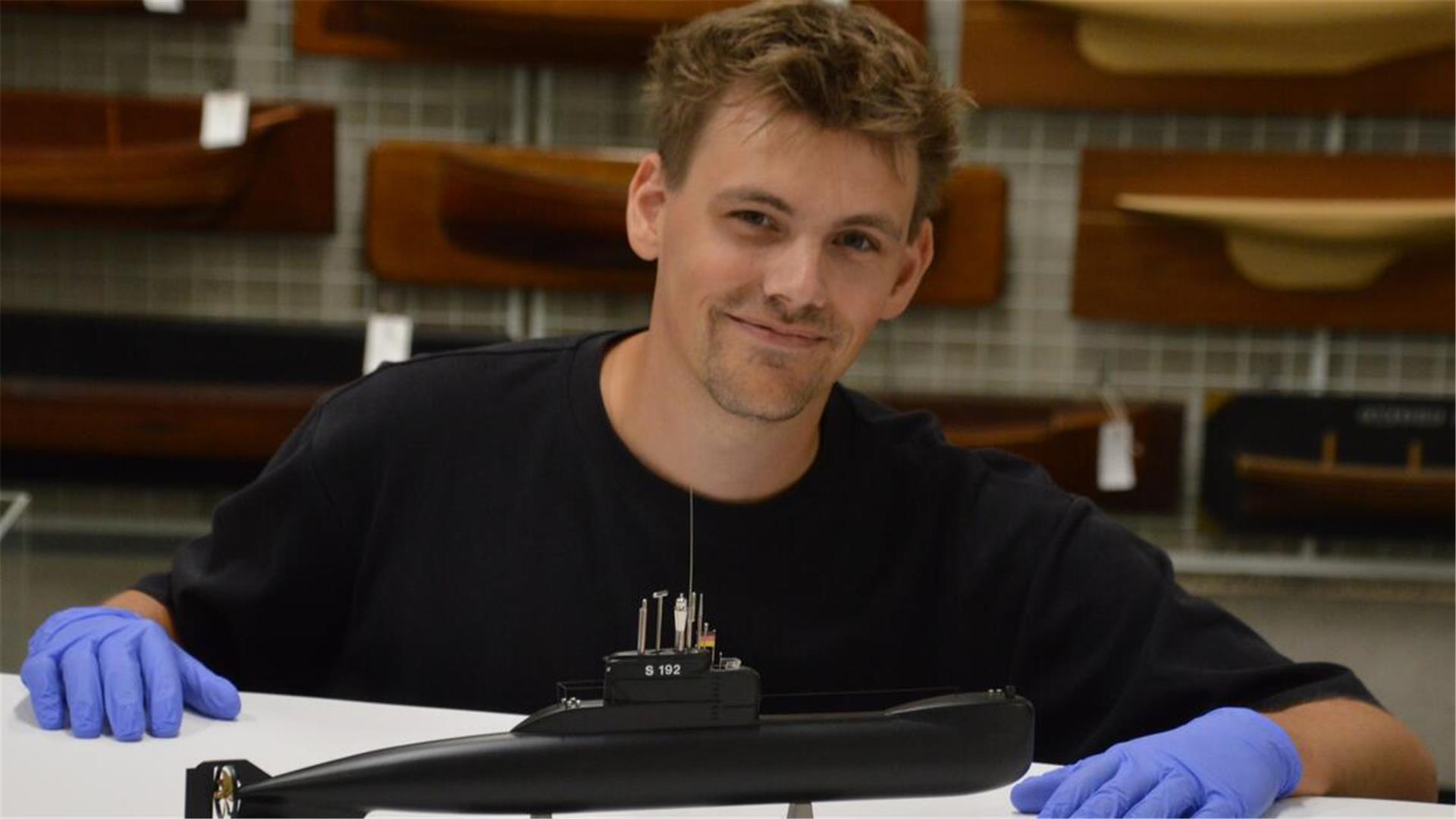 Historiker Nils Theinert mit einem Modell eines U-Boots