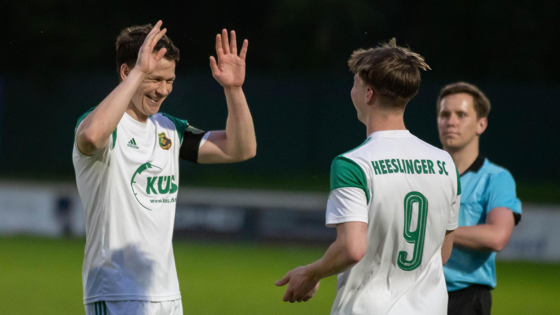 Enis Busch (links) wurde von Trainer Robin Cordes in den Sturm beordert - und erzielte prompt ein Tor für Heeslingen.