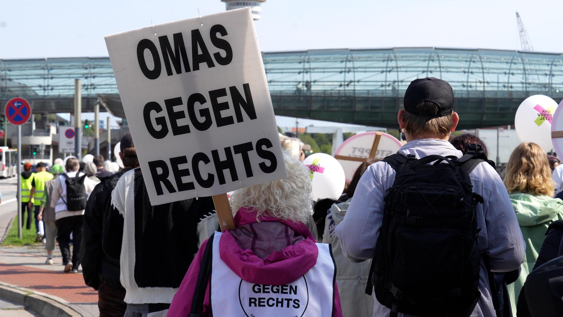 Entlang der Columbusstraße stellten sich die Demonstranten in Bremerhaven auf und forderten ein Verbot der AfD.