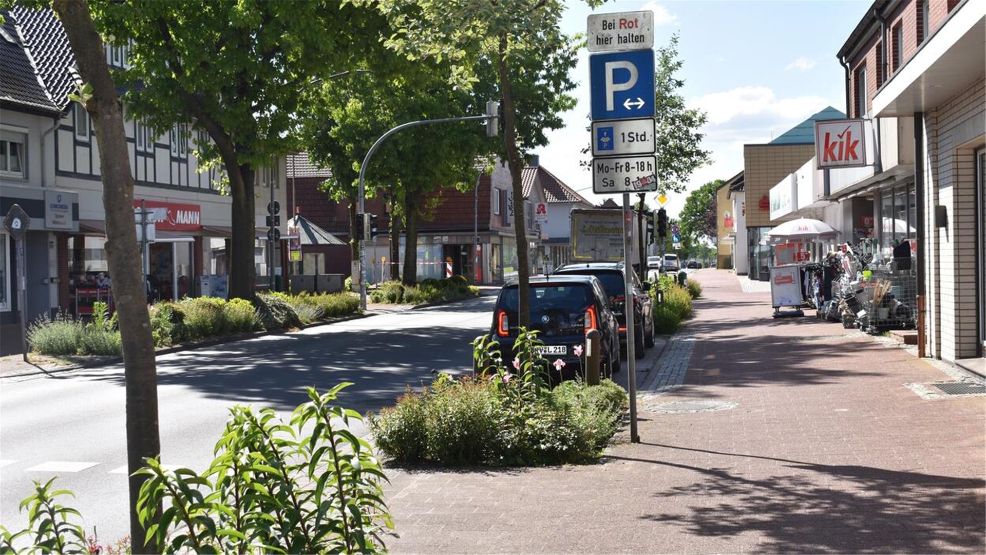Eine Straße mit Bäumen und parkenden Autos.