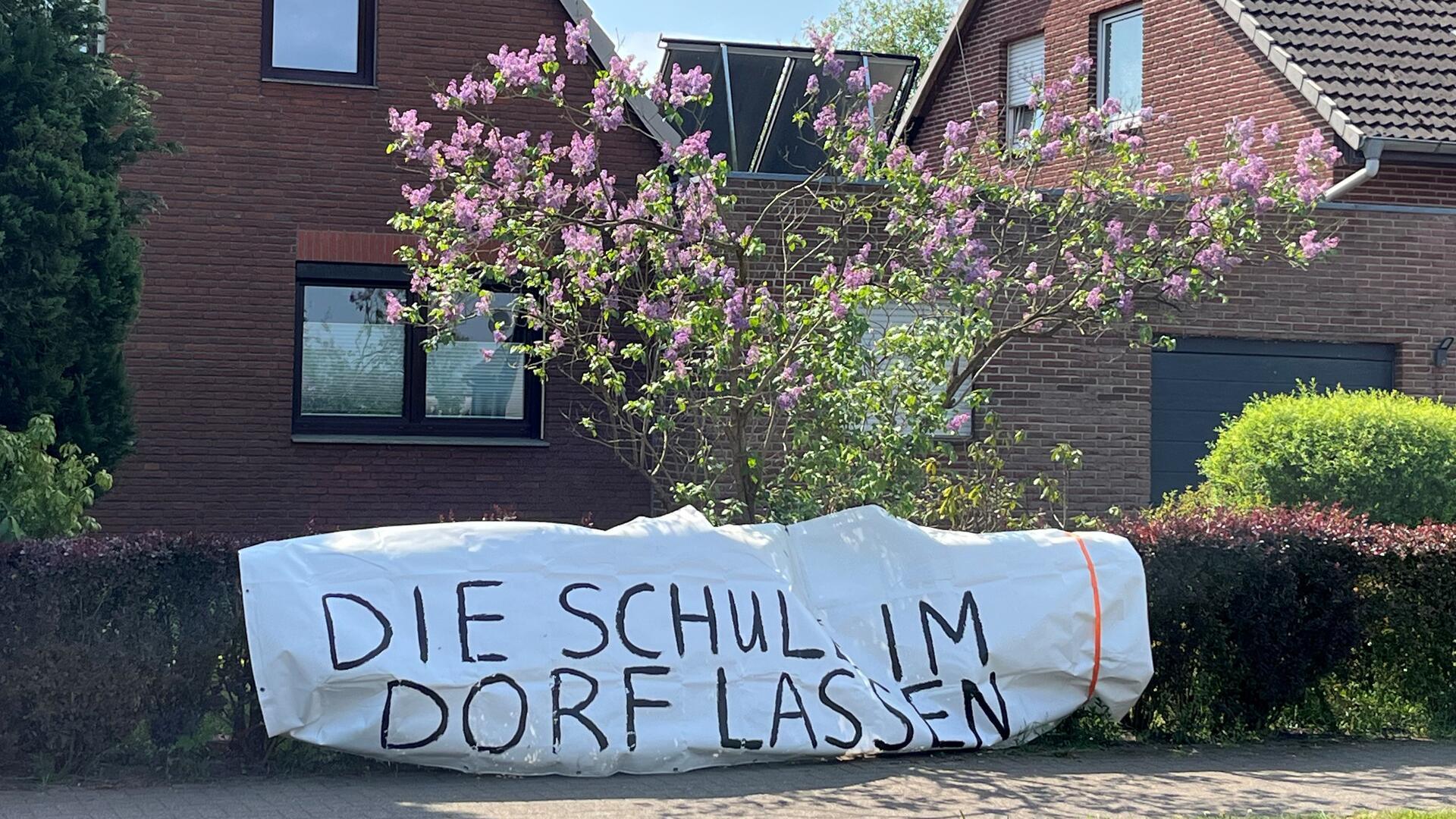 Protestplakat gegen drohende Schulschließung in Sellstedt