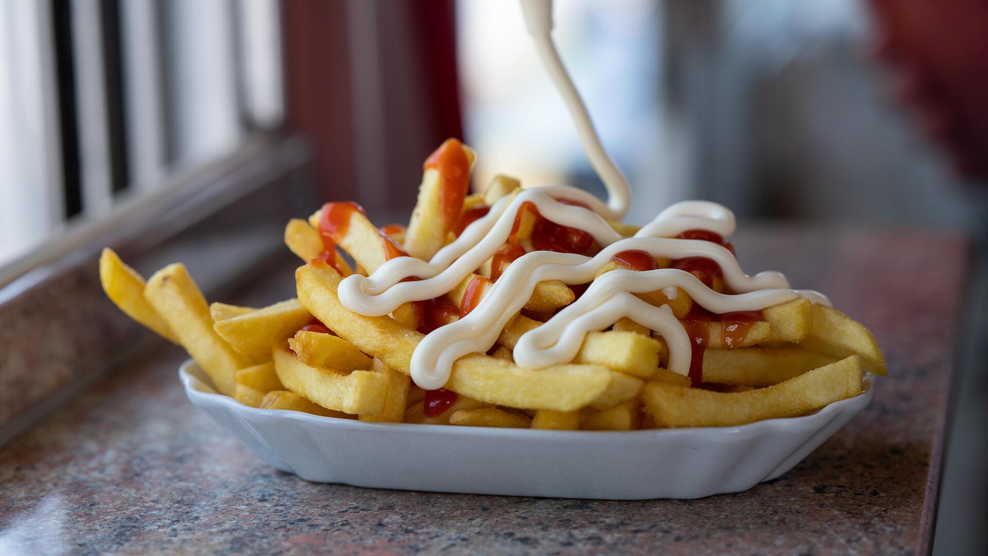 Nahaufnahme einer Schale mit Pommes rot-weiß