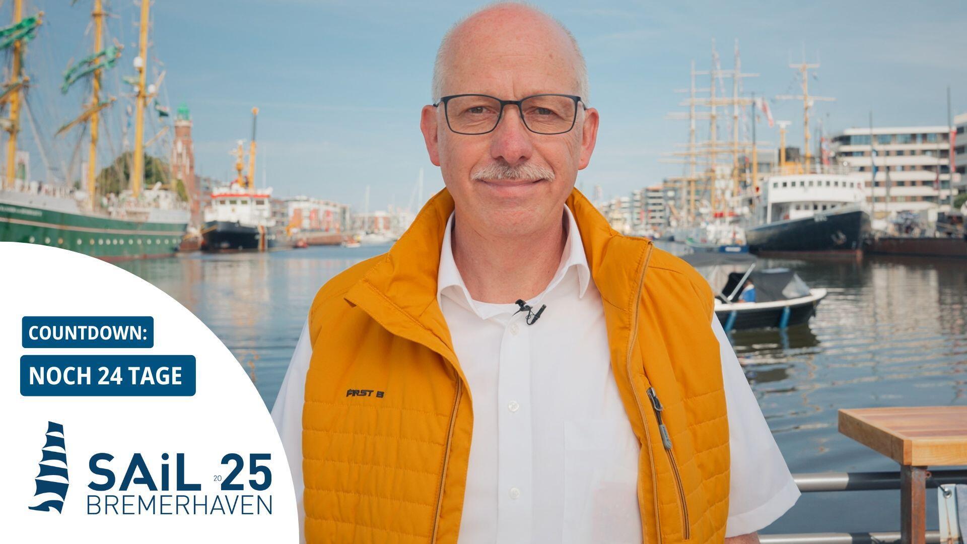 Ein Mann mit weißem Hemd und gelber Weste.