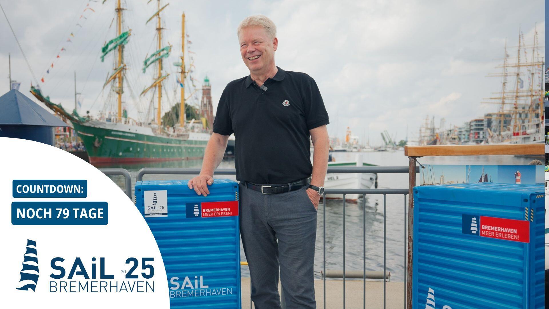 Ein Mann steht am Wasser