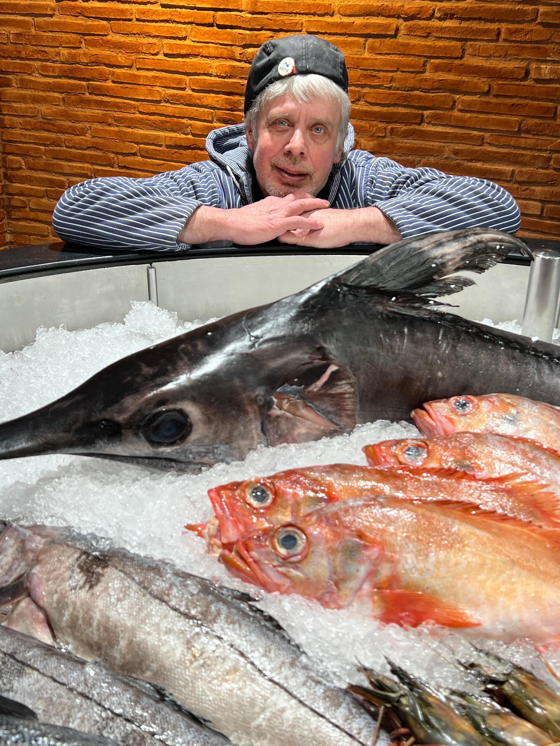 Er liebt den Fisch und das Meer: Fischmeister André Vogt präsentiert im Eisbett Schwertfisch, Rotbarsch und Schellfisch.