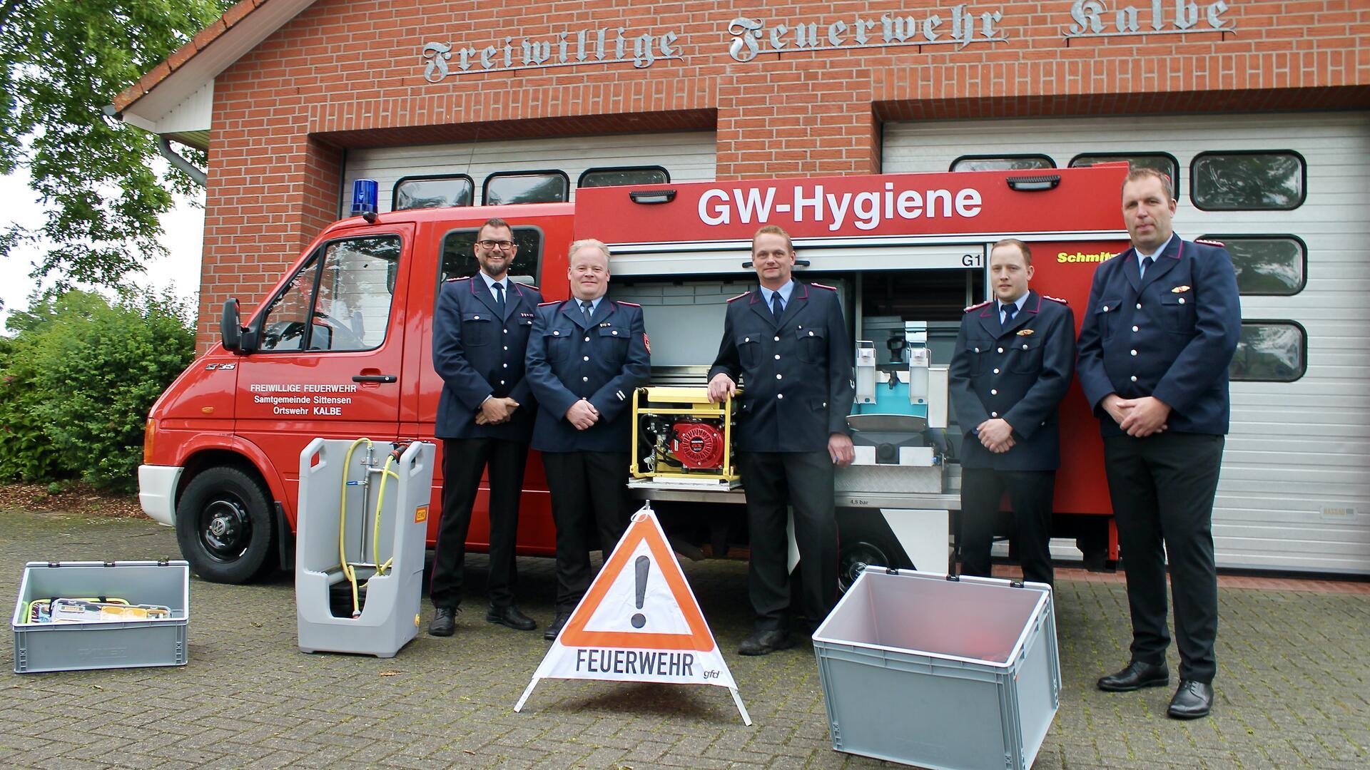 Von Links vor dem Gerätewagen-Hygiene: Gemeindebrandmeister Torben Henning, Stellvertreter Jörg Dreyer, Ortsbrandmeister der Feuerwehr Kalbe Jan Ehlen, Marvin Klindworth und der stellvertretende Ortsbrandmeister der Feuerwehr Kalbe Kai Schnackenberg.