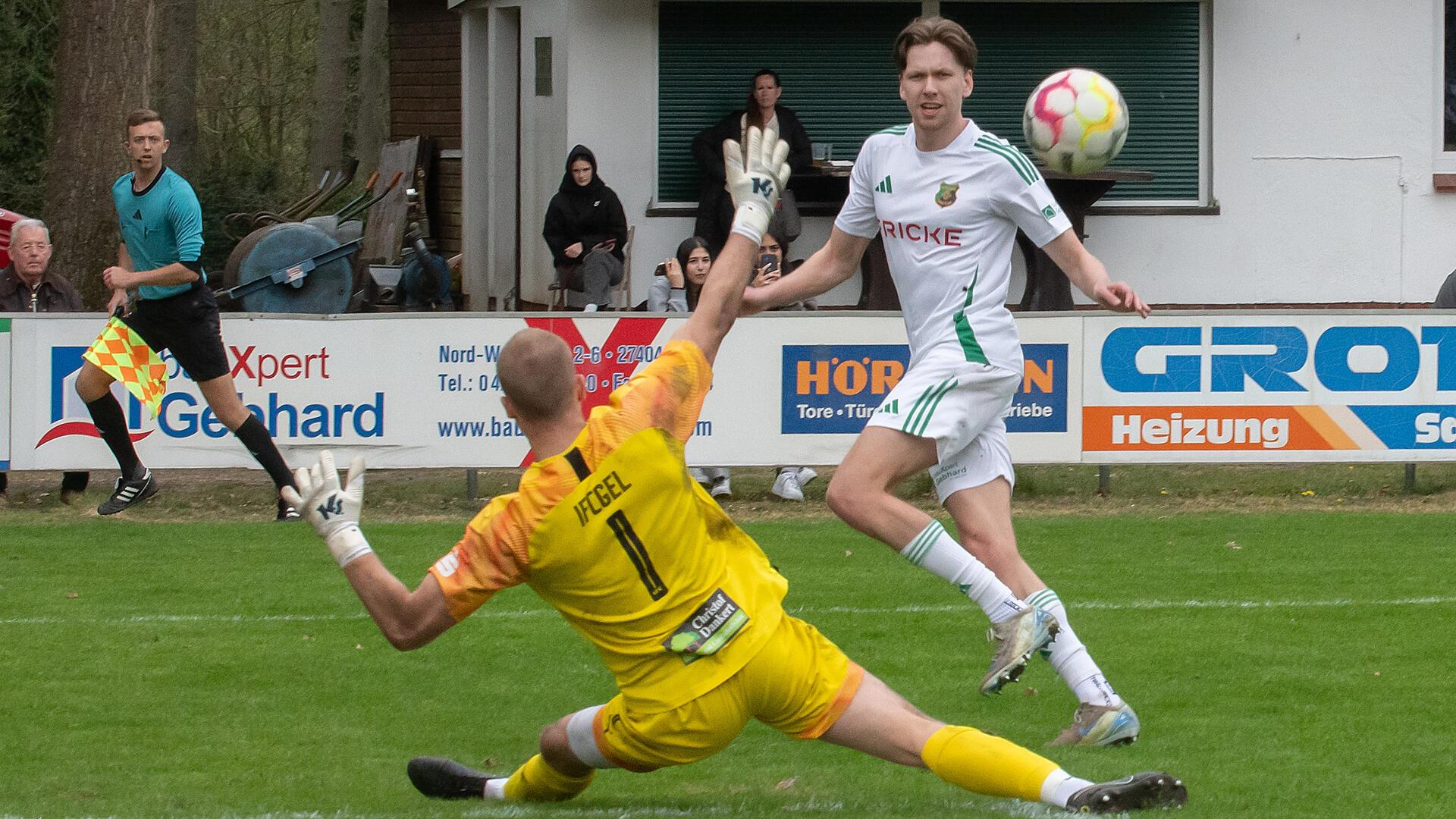 Eric Köhler, Torschütze zum 1:1, hat in dieser Szene Pech. Seine Lupfer findet keinen Mitspieler.