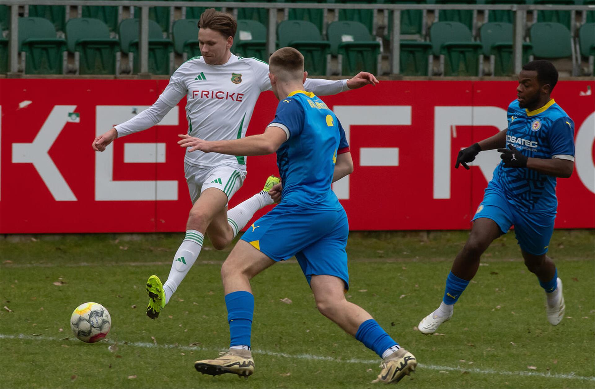 Eric Köhler nimmt Maß und trifft zum wichtigen 2:0 für den Heeslinger SC.