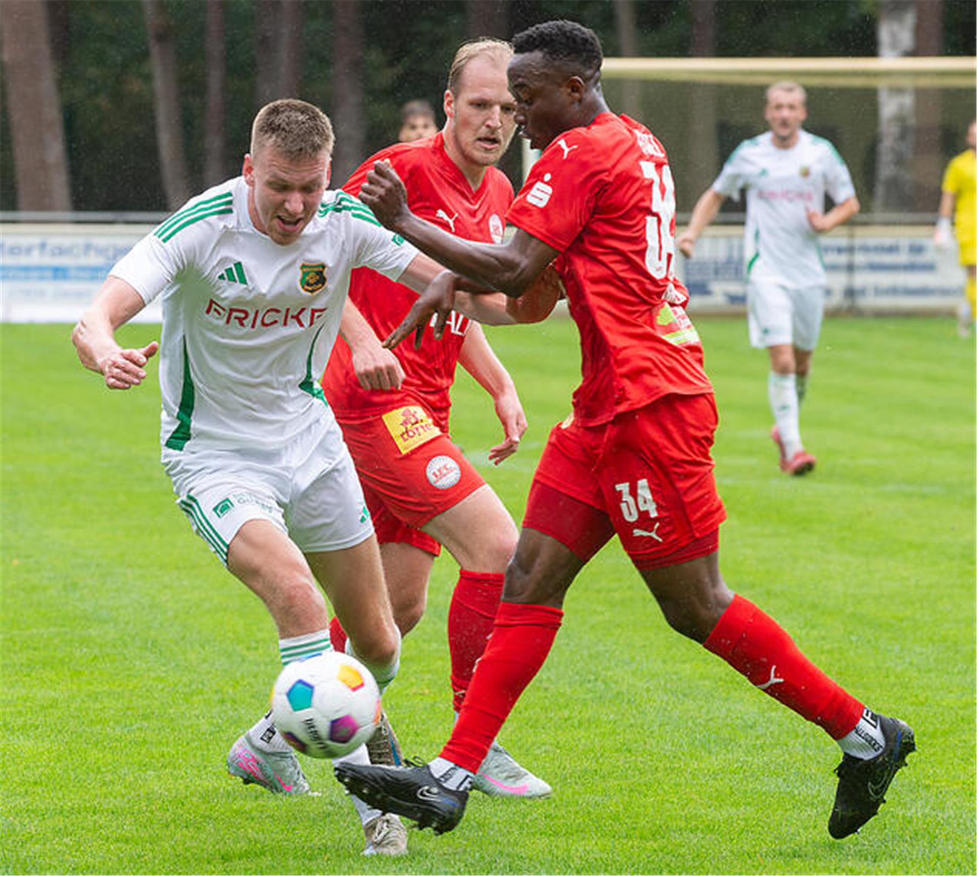 Erik Köhler wird mit vereinten Kräften gestoppt.