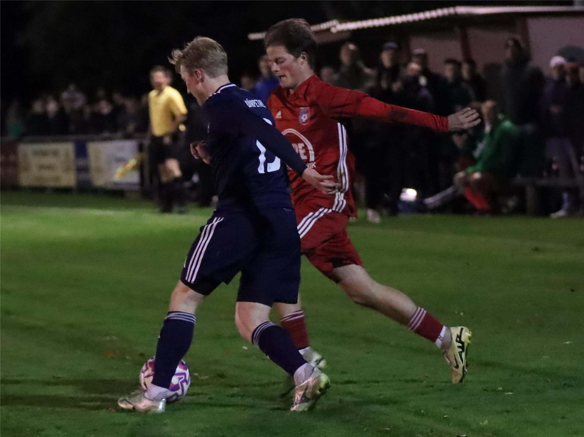 FC Wörpetal stürmt mit 3:1-Sieg vorübergehend an die Tabellenspitze Erik Meyer (rechts) musste in der zweiten Halbzeit mit Verdacht auf eine schwere Knieverletzung ausgewechselt werden.