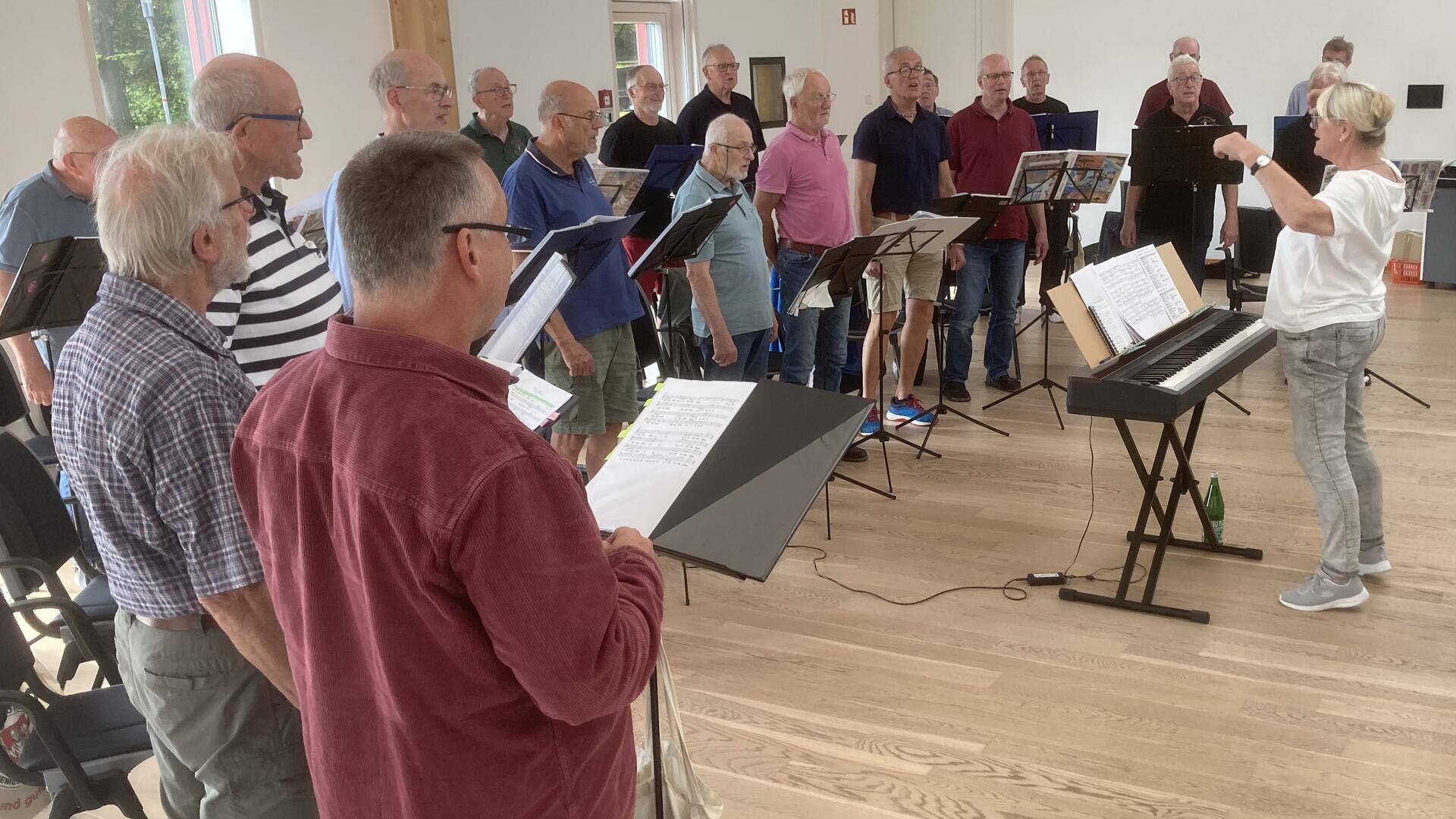 Erneut Bad Bederkesa: Mit Blick auf das anstehende Konzert bot die dortige evangelische Akademie ideale Bedingungen für das Proben-Wochenende des Männerchores Harmonie.