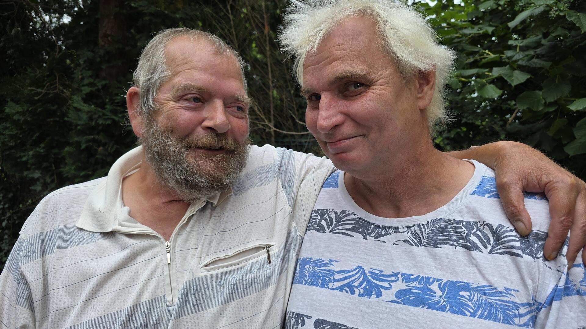 Zwei Männer, einer mit Bart einer mit blondierten Haaren