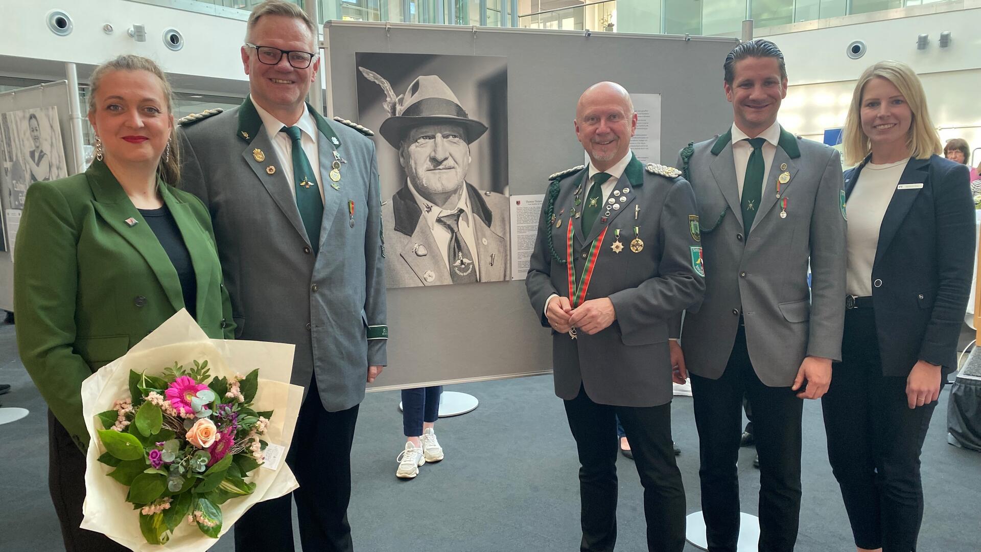 Eröffneten die Ausstellung „Gut getroffen“ in der Bremervörder Volksbank: Fotografin Sabrina Adeline Nagel (von links), Schützenpräsident Gunnar Dücker, Bremervördes Bürgermeister Michael Hannebacher, Laudator Johannes Daub und Volksbank-Vorständin Stefanie Kase.