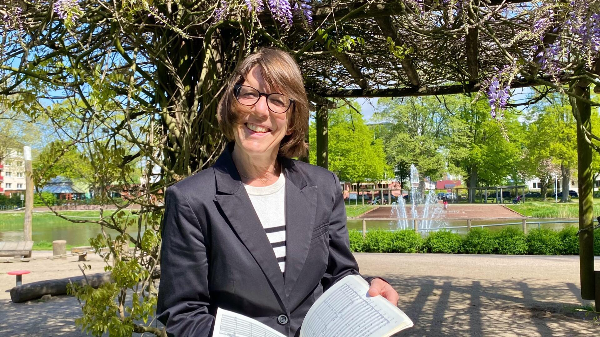 Erstaufführung eines Schweizer Oratoriums in Bremerhaven: Kreiskantorin Eva Schad hat das spätromantische "Le Laudi" des Basler Komponisten Hermann Suter für die Seestadt entdeckt und führt den opulenten Hymnus an die Schönheit der Schöpfung mit Philharmonischem Orchester, großer Chorbesetzung und Solisten am 18. Mai in der Christuskirche gegenüber des Holzhafens auf.