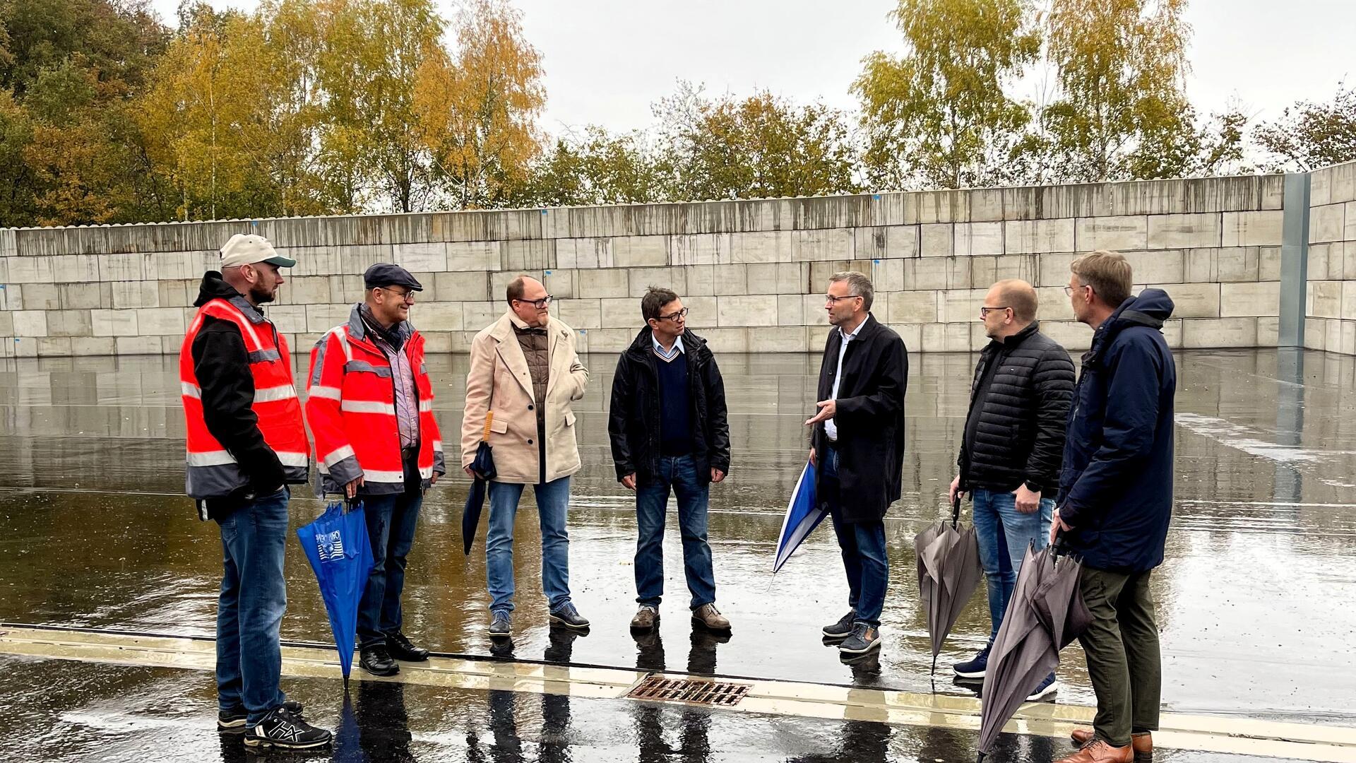 Erster Kreisrat Dr. Torsten Lühring (3. von rechts) und Samtgemeindebürgermeister Henning Fricke (rechts) nahmen symbolisch im Beisein des Planers, des bauausführenden Unternehmens Jacobs sowie Vertretern der Zevener Verwaltung die Grünschnittsammelstelle wieder in Betrieb.