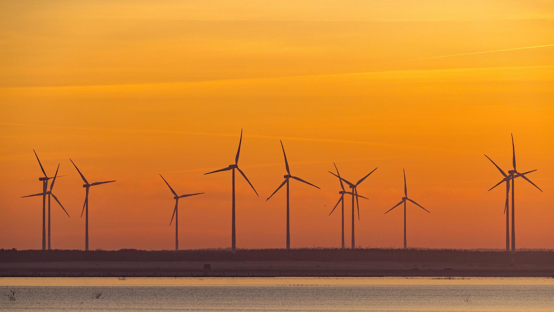Windkraftanlagen im Sonnenuntergang. 