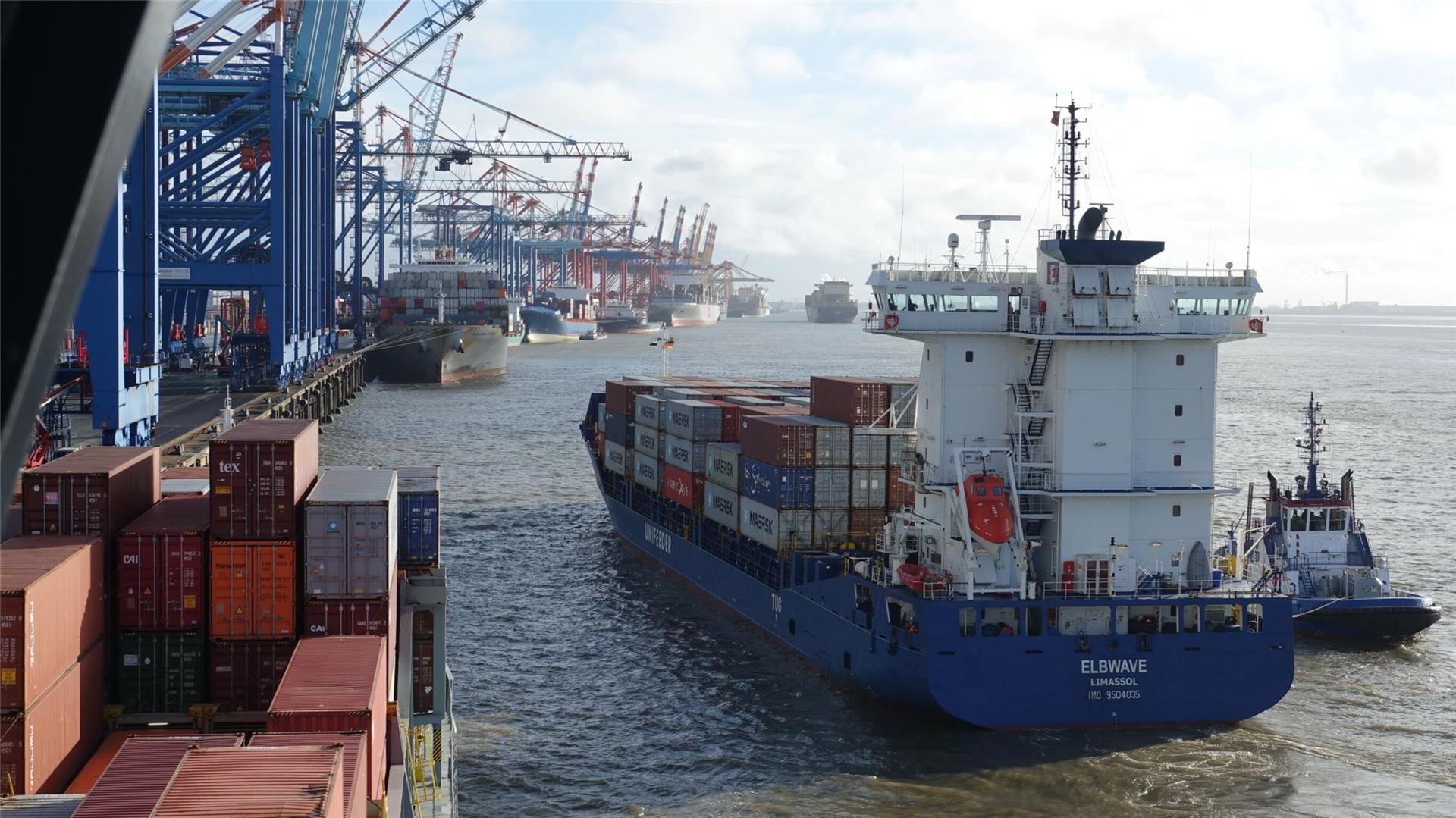 Schiff legt an der Containerkaje an. 