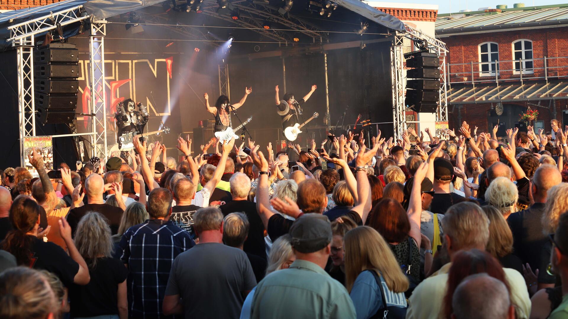 Eine Open-Air-Bühne und viele Menschen. Es geht wieder los: Der Musiksommer im Schaufenster Fischereihafen startet am Donnerstag, 5. Juni – 15 Konzerte in 15 Wochen, von Rock über Pop bis zu Reggae und Shanty.