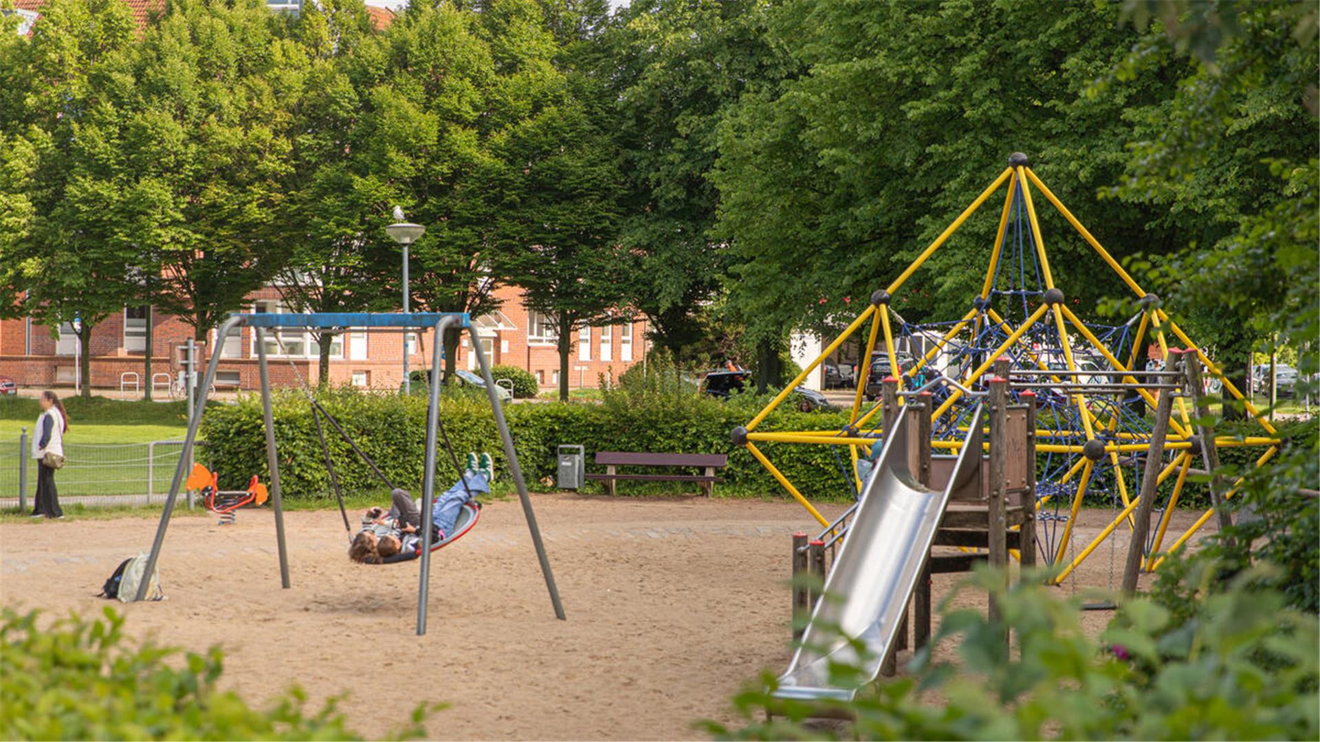 Einweihung und Eröffnung des neugestalteten Spielplatz im Wohngebiet in der Wormser Straße in Geestemünde. 
