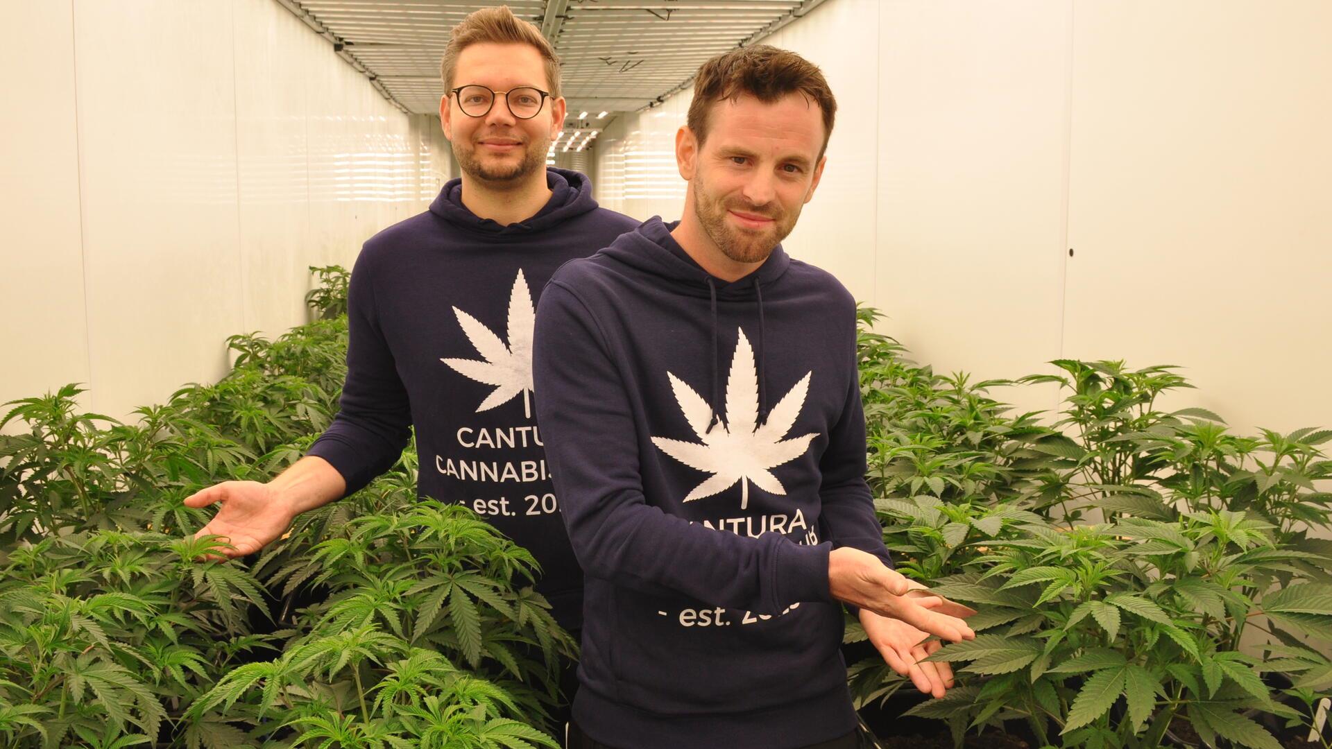 Es grünt und blüht in Fahrendorf: Vorsitzender Thomas Romahn (rechts) und Fabian Baumann, Unterstützer der ersten Stunde bei der komplexen Gründung einer Cannabis-Anbauvereinigung nach den aktuellen rechtlichen Vorgaben.