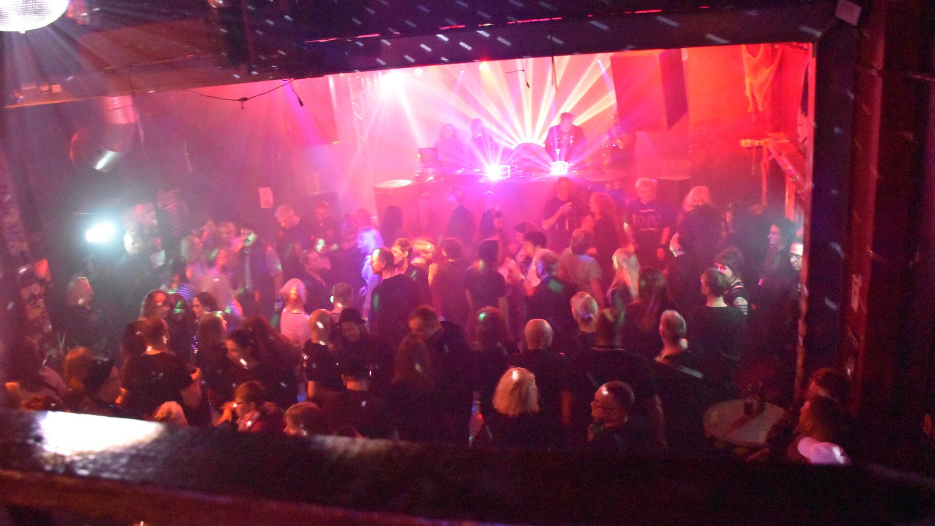 Menschen tanzen im Shiva in Bremerhaven auf einer Depeche Mode Party.