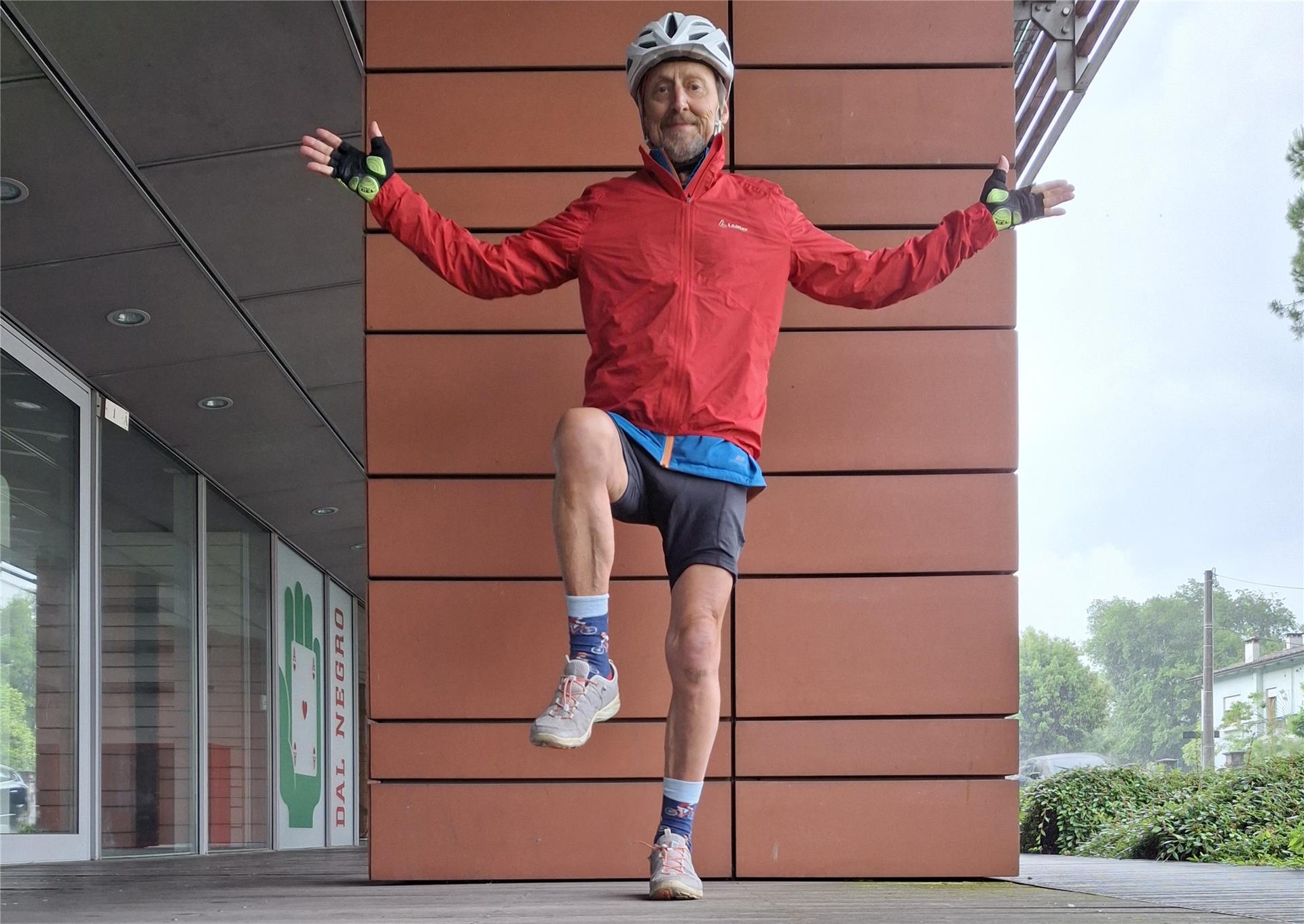 Es regnet. Doch auf Sport mag Aki Schlösser deshalb nicht komplett verzichten. Dann hält er sich mit „Trockenübungen“ unterm Dach warm.