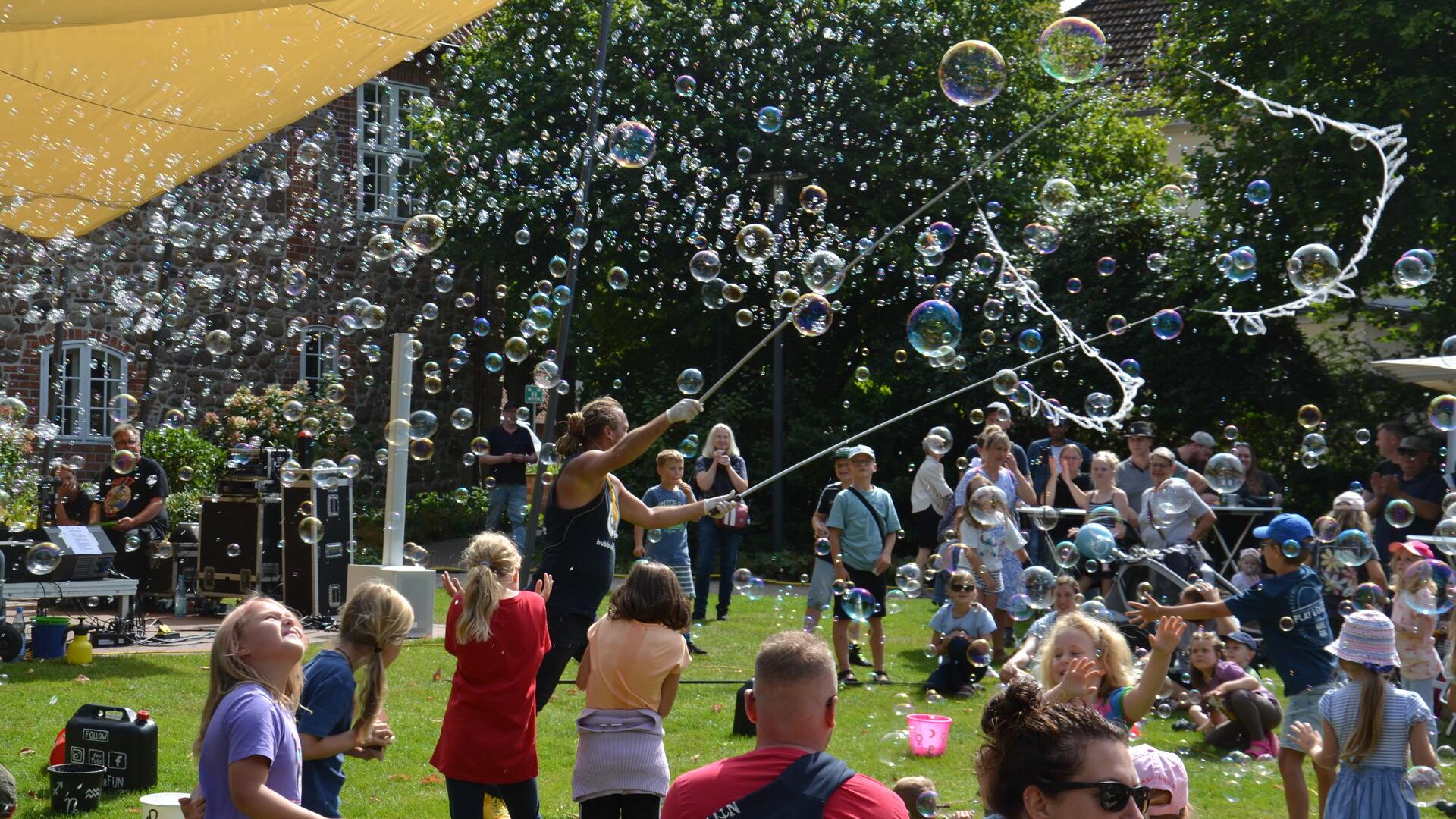 Es regnet Seifenblasen im Stadtpark.