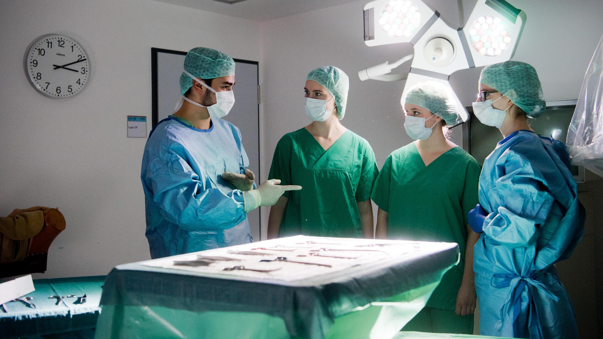 Medizinstudenten üben im «Skills Lab» der Medizinischen Hochschule Hannover (MHH), wie man sich unter hygienischen Aspekten in einem OP-Raum verhält (gestellte Szene). 