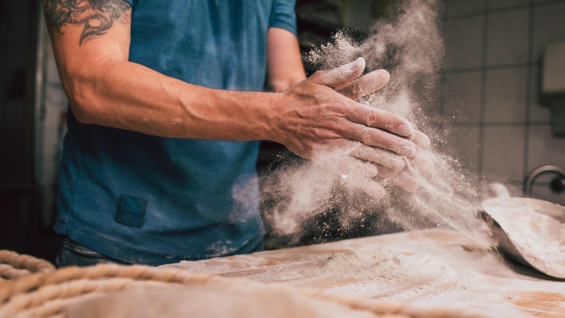 Es staubt auch mal in Bäckereien. Aber das Backen von Brot und Brötchen wird attraktiver: Inzwischen geht ein Bäckerei-Azubi im dritten Ausbildungsjahr mit 1.230 Euro im Monat nach Hause, so die Gewerkschaft NGG. Und: Immer häufiger entscheiden sich junge Menschen, die als Flüchtlinge oder Zuwanderer kommen, für einen Job-Start im Backgewerbe.