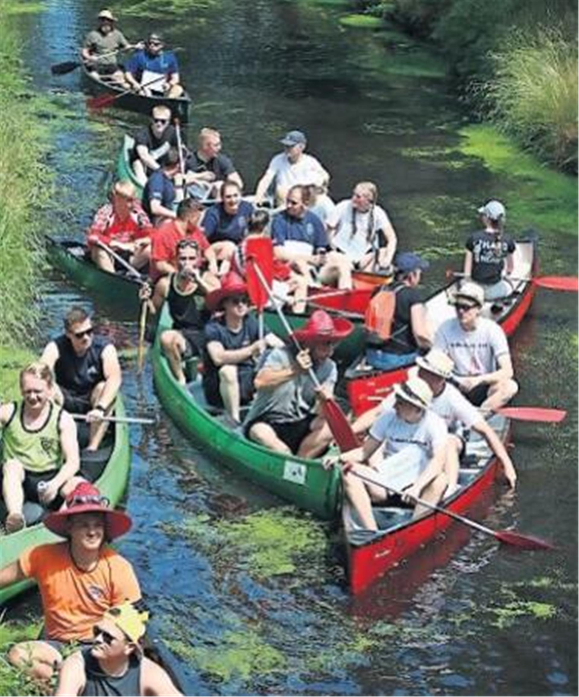 Es staut sich auf dem Kanal - In der Sonne lässt es sich jedoch auch gut aushalten.