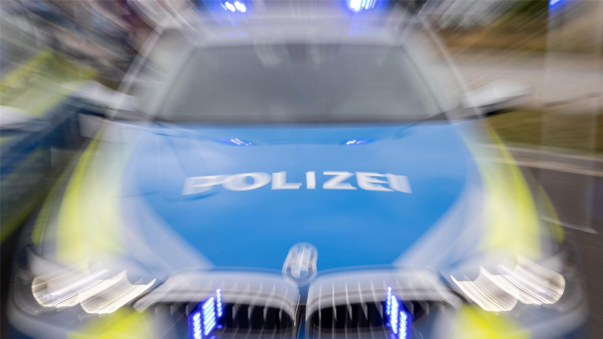Ein Streifenwagen der Polizei mit eingeschaltetem Blaulicht.