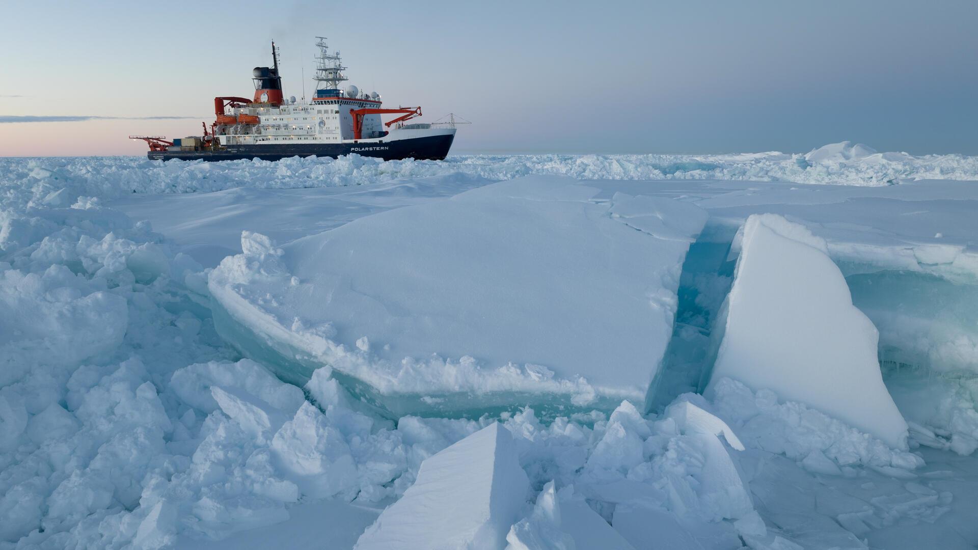 Eisbrecher "Polarstern" von einer Eisscholle aus fotografiert