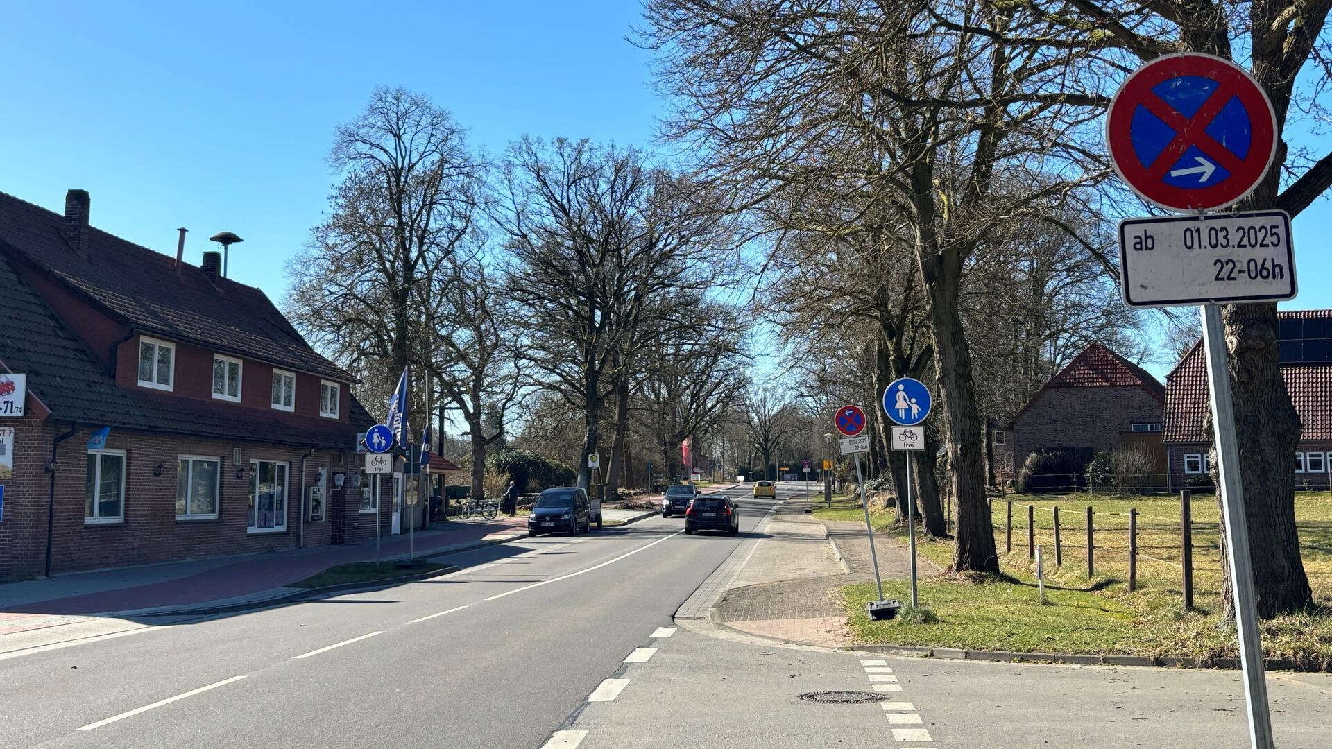 Etwa alle 50 Meter steht ein Verkehrsschild mit absolutem Halteverbot in der Basdahler Ortsdurchfahrt. Damit hier nachts Schwerlasttransporte durchfahren können, bleiben die Schilder noch bis zum 1. Juli stehen. Foto: Pape