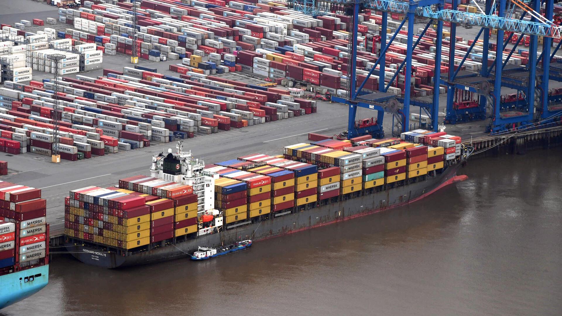 Schiff liegt am Containerterminal.