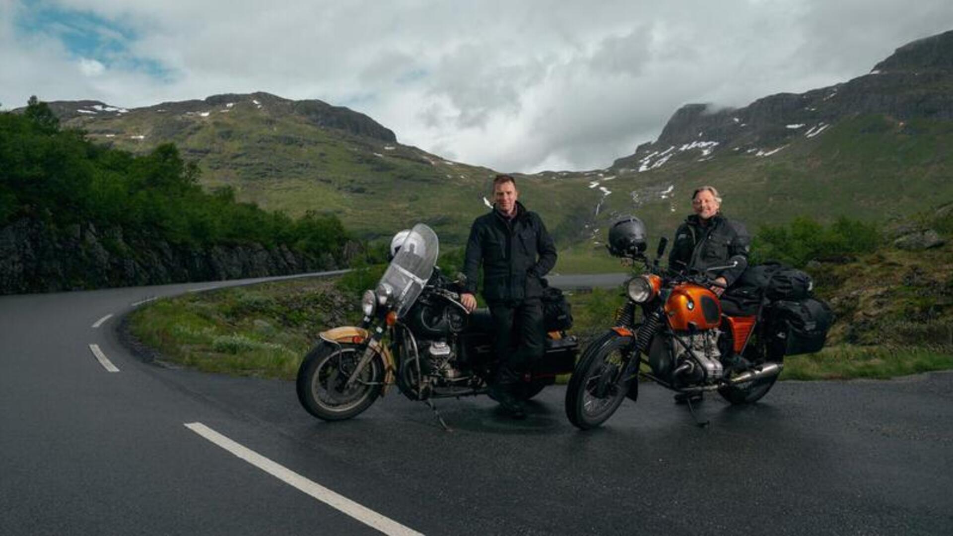 Ewan McGregor (links) und Charley Boorman unterwegs auf ihrer Motorradtour – auch ein Schützenfest in Westersode bei Hemmoor liegt plötzlich auf ihrer Route.