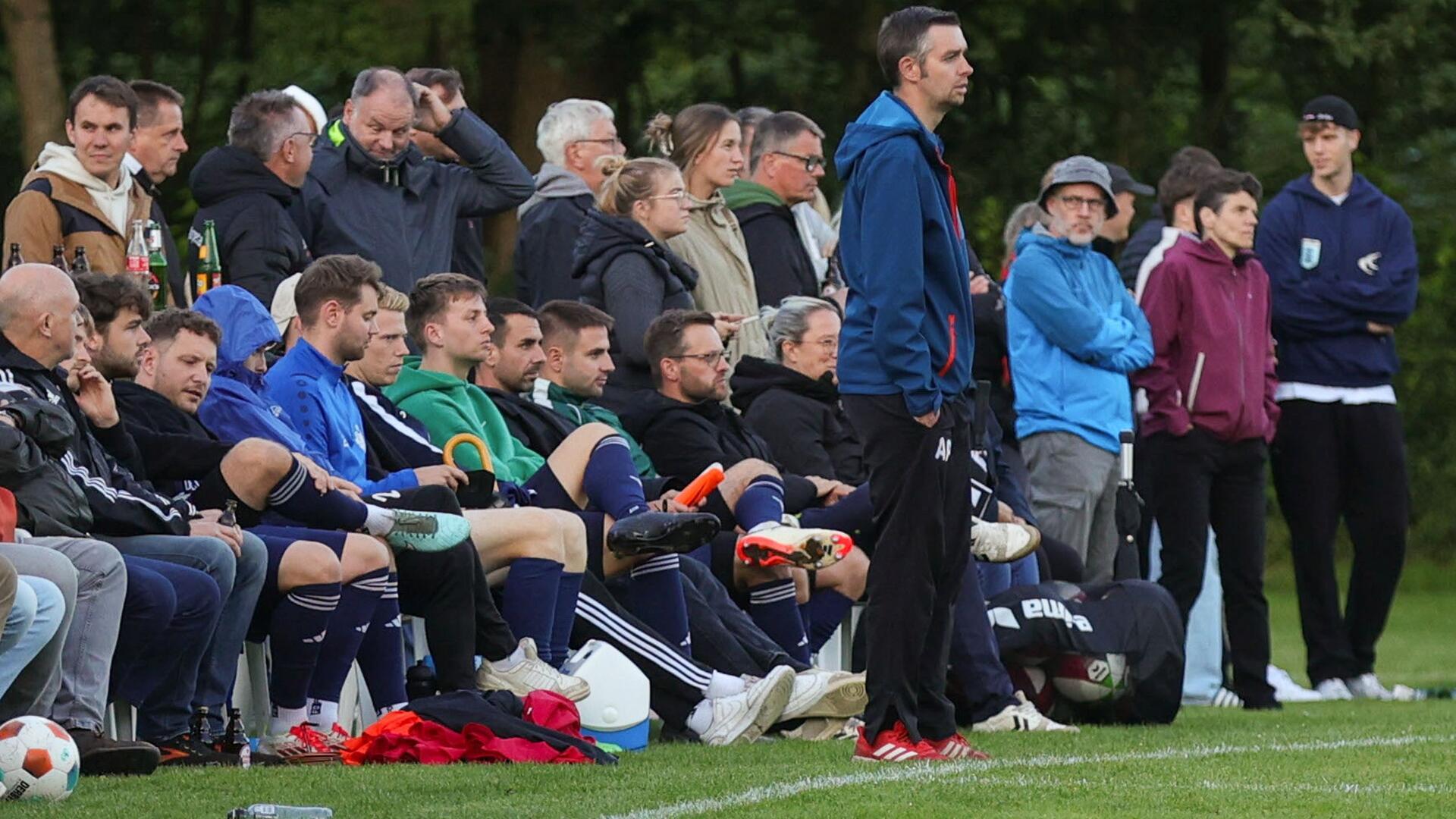 FC-Trainer Andre Petersen und die gesamte Wörpetaler Ersatzbank mussten bis zum Schlusspfiff um den Erfolg bangen.