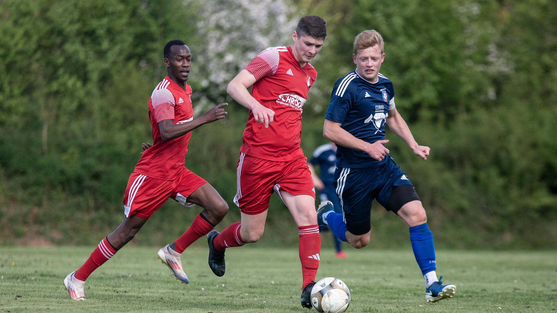 Fabian Wodke (am Ball) erzielte zwei Tore für den MTSV, konnte hier aber noch entscheidend von Phil Dohrmann gestört werden.