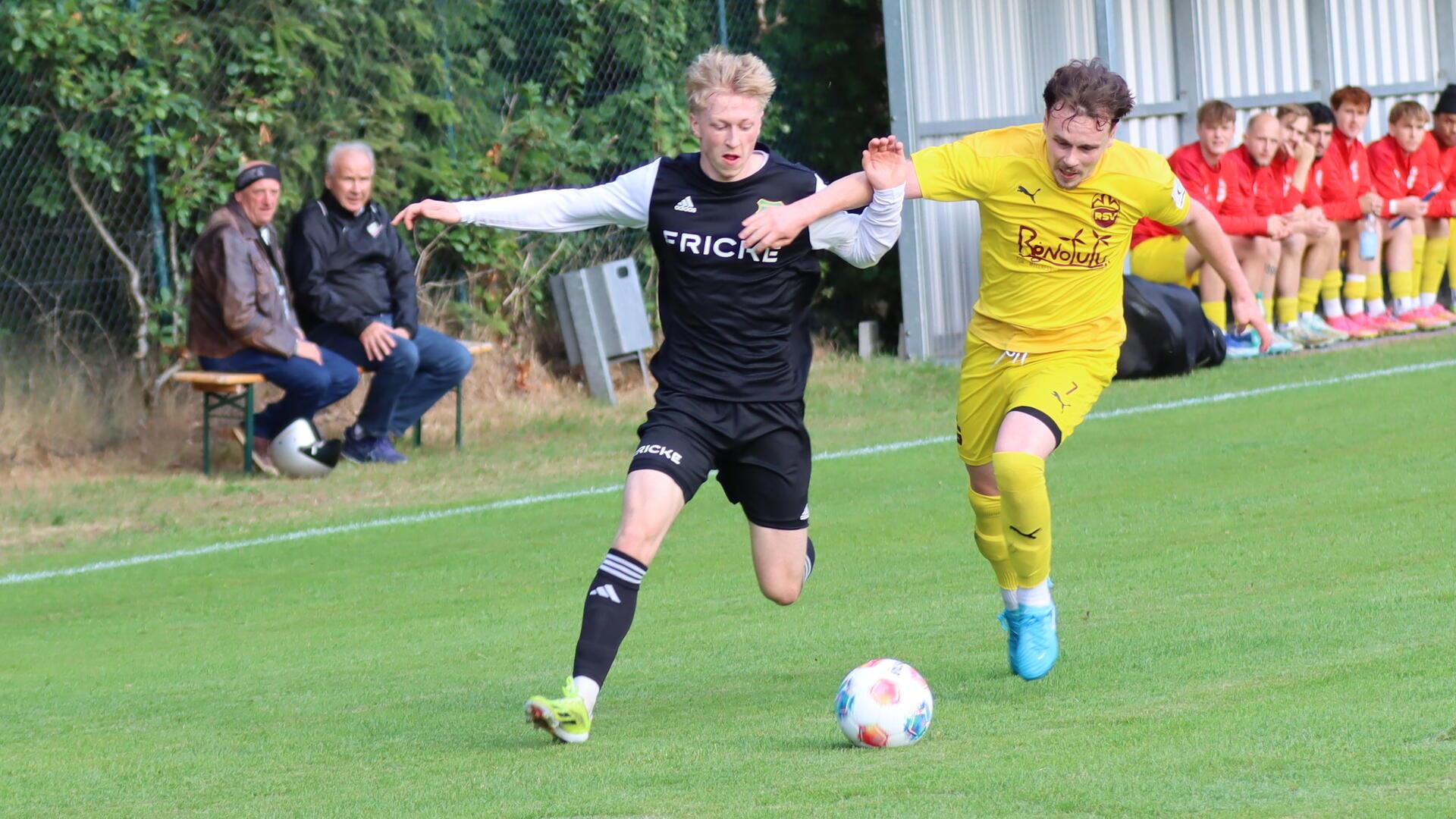 Fabio Gerke, hier bei den Elsdorfer Pokalwochen im Spiel gegen Rotenburg, zog sich beim Training einen Kreuzbandriss zu und wird in den nächsten Monaten ausfallen.