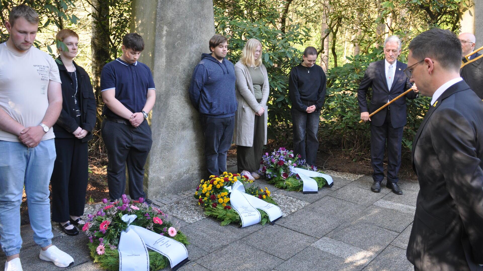 Falko Mohrs (rechts), niedersächsischer Minister für Wissenschaft und Kultur, legte auf dem Lagerfriedhof in Sandbostel einen Kranz nieder.