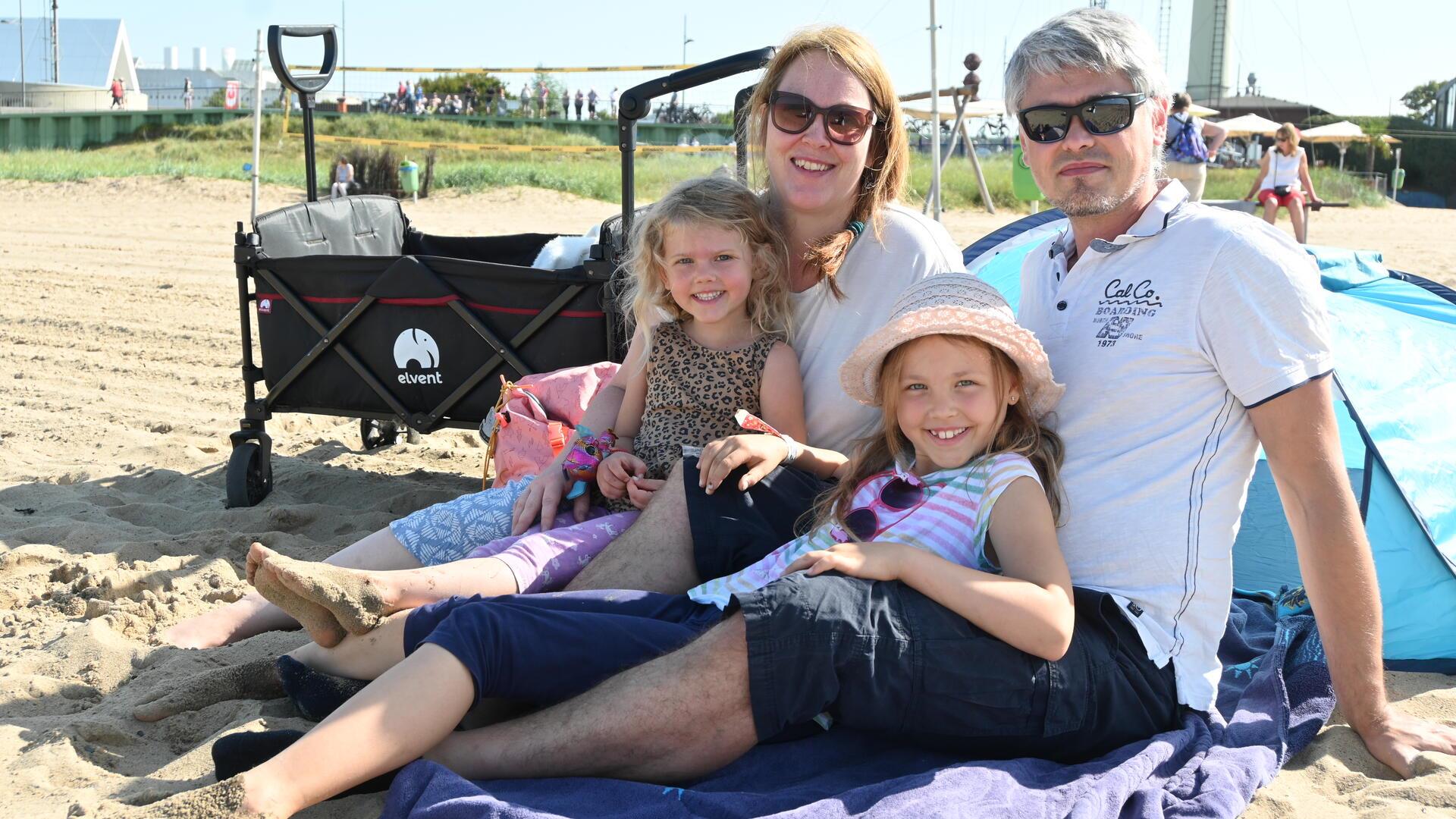 Familie Reuter hat es sich im Weserstrandbad gemütlich gemacht. Die Eltern Martina und Michael freuen sich auf die Einlaufparade, die Kinder Fenja (8) und Malea (5) auf den Spielplatz und das „matschen“.