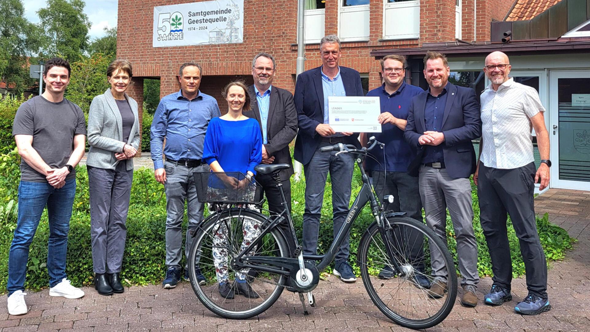 Startschuss für das kreisweite Projekt „FahrRAD“ – die Förderstelle das Amt für regionale Landesentwicklung (Herr Itzen, 3. von rechts) übergibt der Samtgemeinde Geestequelle (SGBM Stephan Meyer, 4. von rechts) als kreisweiter Projektträger die begleitenden Schilder zur LEADER-Projektförderung im Beisein wichtiger Projektpartner.