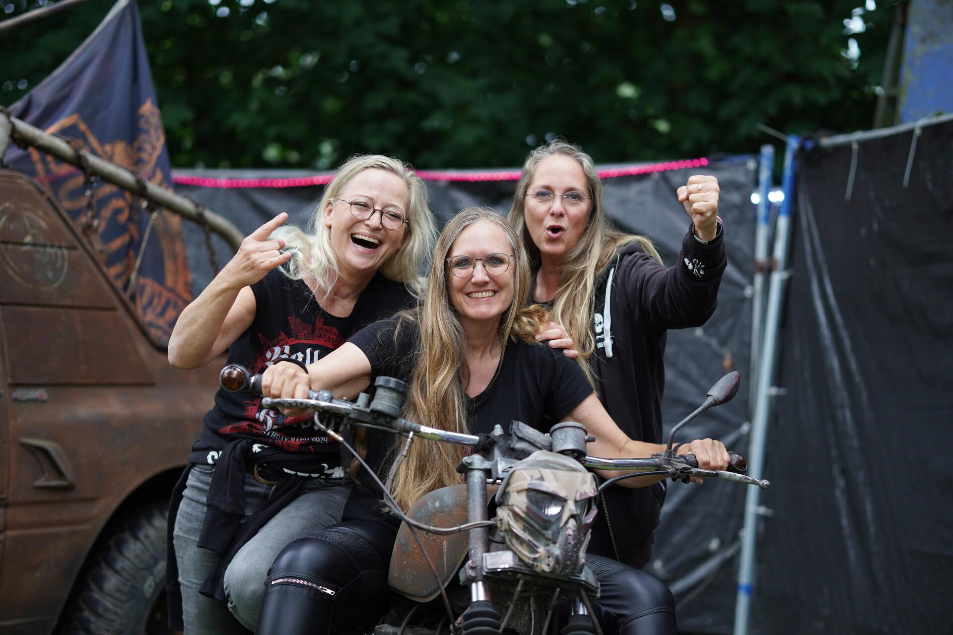 Fans auf einem Motorrad von Megabosch. 