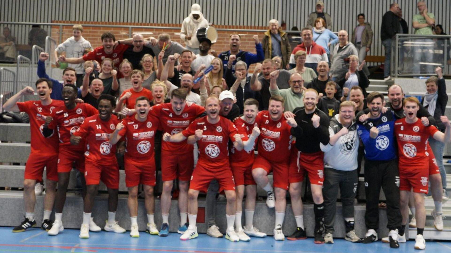 Fans und Spieler feiern nach der Schlusssirene gemeinsam die Meisterschaft und den Aufstieg in die Landesliga.