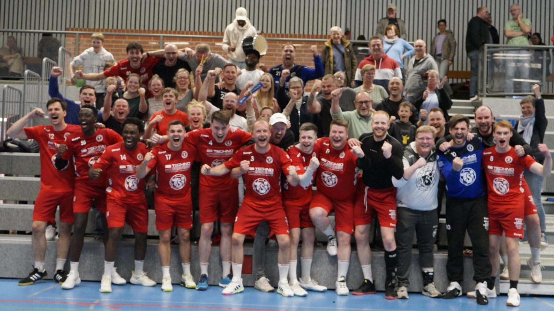 Fans und Spieler feiern nach der Schlusssirene in Himmelpforten gemeinsam die Meisterschaft und den Aufstieg in die Landesliga.