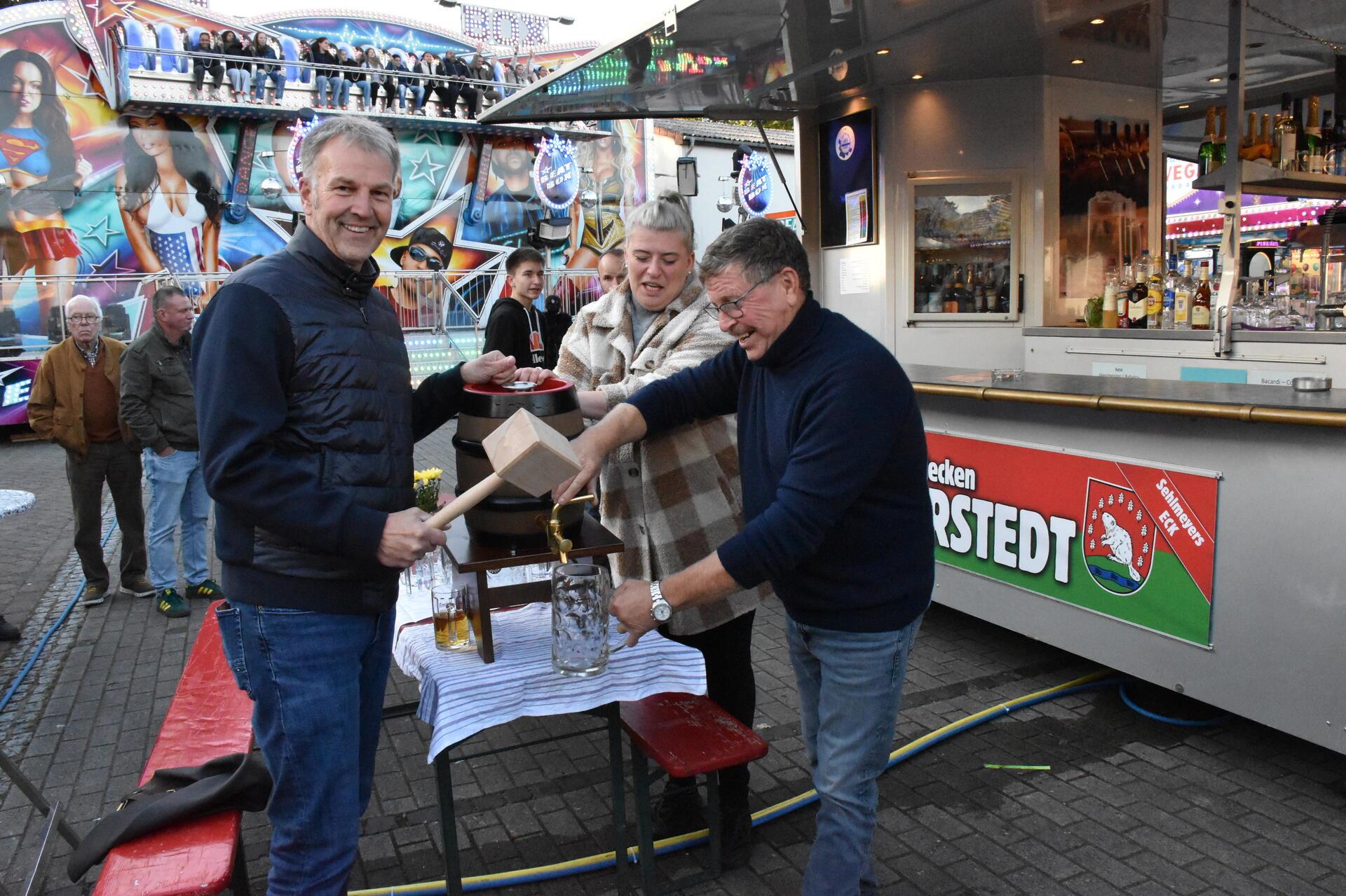Fassanstich zur Eröffnung des Herbstmarktes von Bürgermeister Guido Dieckmann.